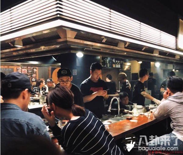 潘玮柏与嫩妹举止亲密吃烤肉 忍不住吃顿好的被拍