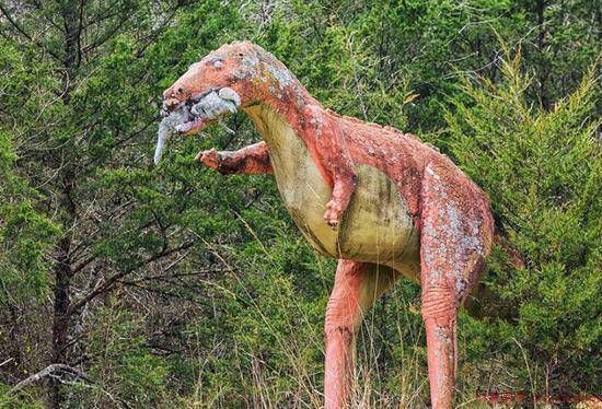 美全球最大恐龙公园火灾后雕塑破败令人叹息