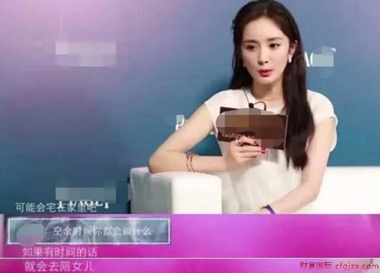杨幂自曝与小糯米相处细节：和女儿在一起会叫外卖