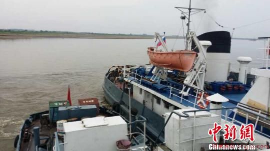 历时五小时，海事部门将俄木材船引入同江港外轮锚地。(刘锡菊 摄)