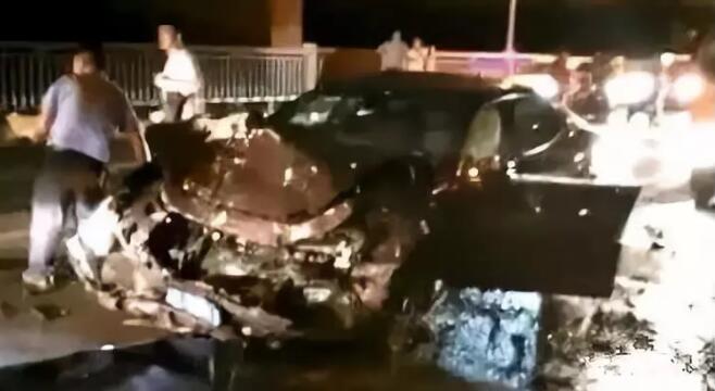 泸州豪车逆行撞出租车致1死4伤 肇事女子无证驾驶已被刑