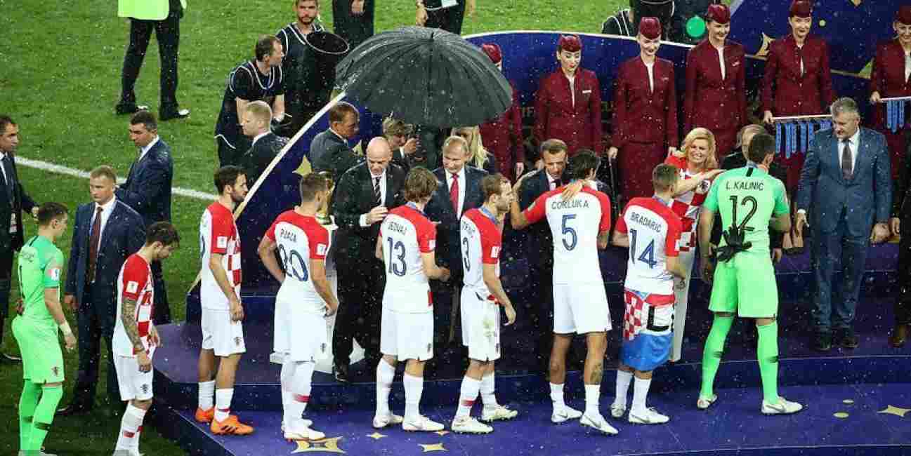 亚博:世界杯颁奖典礼突降年夜雨 工作人员只为普京撑伞