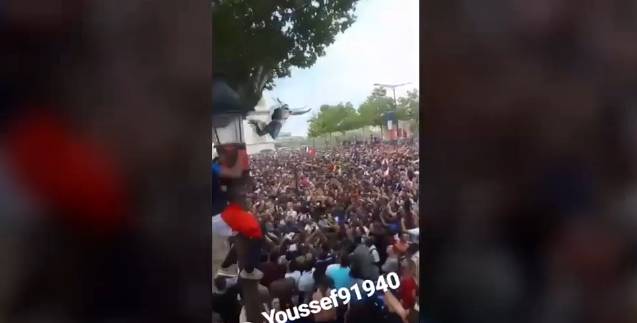 亚博：真上树了 法国球迷跳树庆贺世界杯夺冠