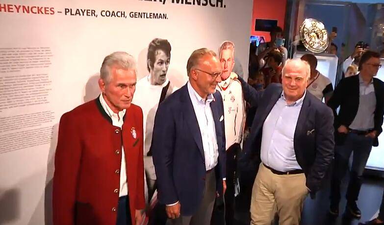 致敬传奇,鲁梅尼格向海因克斯赠送拜仁传统红色夹克