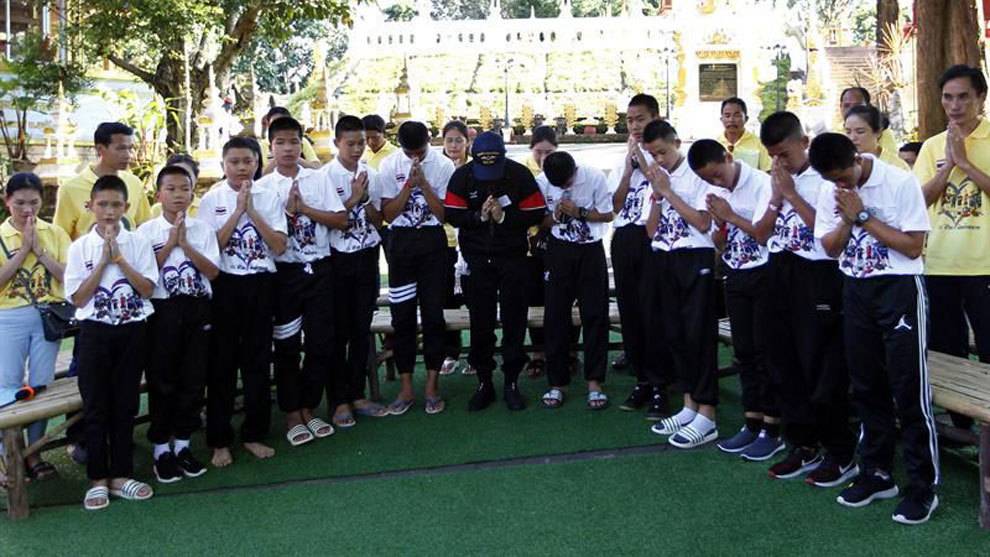 有爱！泰国被救出洞穴的小球员获赠巴萨球衣