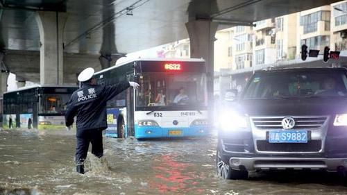暴雨怒袭武汉上班只能靠开船 暴雨淹没的车保险公司会理赔吗