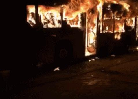 银川公交车突发大火14死32伤