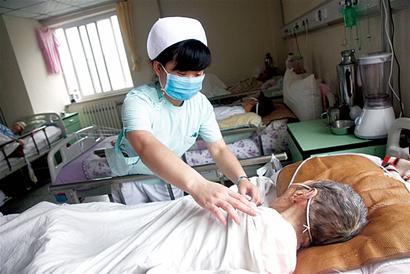 青岛长期医疗护理保险促进医养结合模式 满足失能老人护理需求