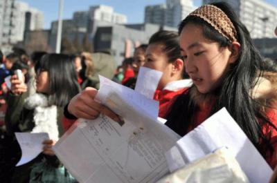 2015年多地高考分数线公布  准大学生理财投资保险两手抓