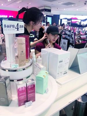 广州太古汇一美容仪销售员正在给顾客讲解。