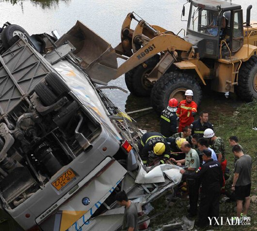 惊！韩国研修团境外车祸死伤多人