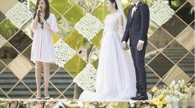 赵薇首次以证婚人身份出席好友婚礼，但她这个细节让网友称赞