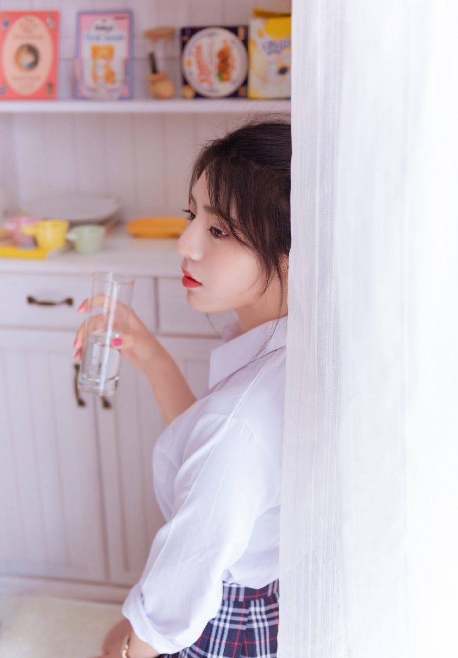 粉色指甲油美女学生雪肤红唇超短裙制服露纤细美腿图片