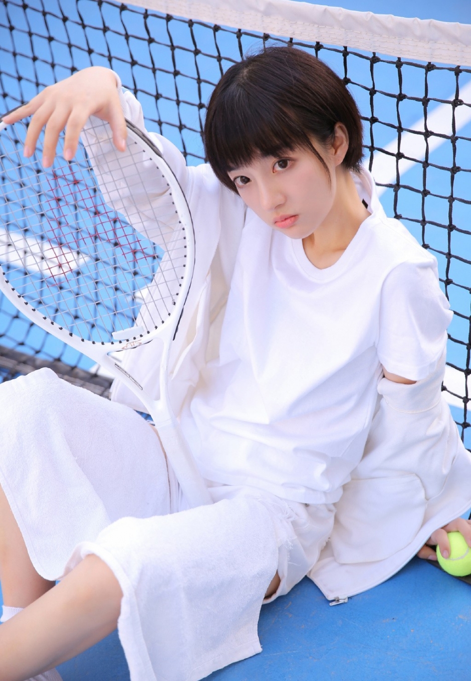 白色运动服美女长相清纯可爱学生头无辜大眼网球场图片