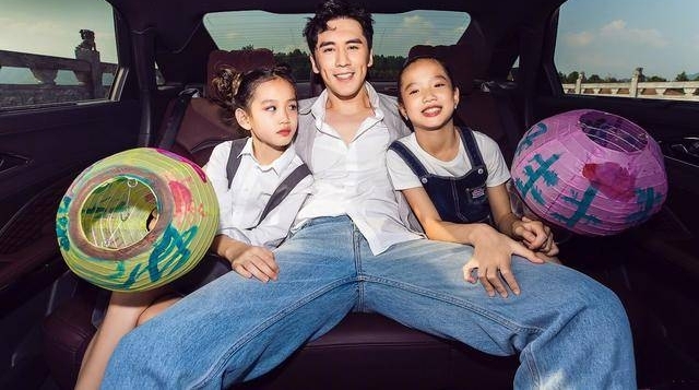 张伦硕和两个继女拍写真，父女三人很有默契，互动十分有爱！