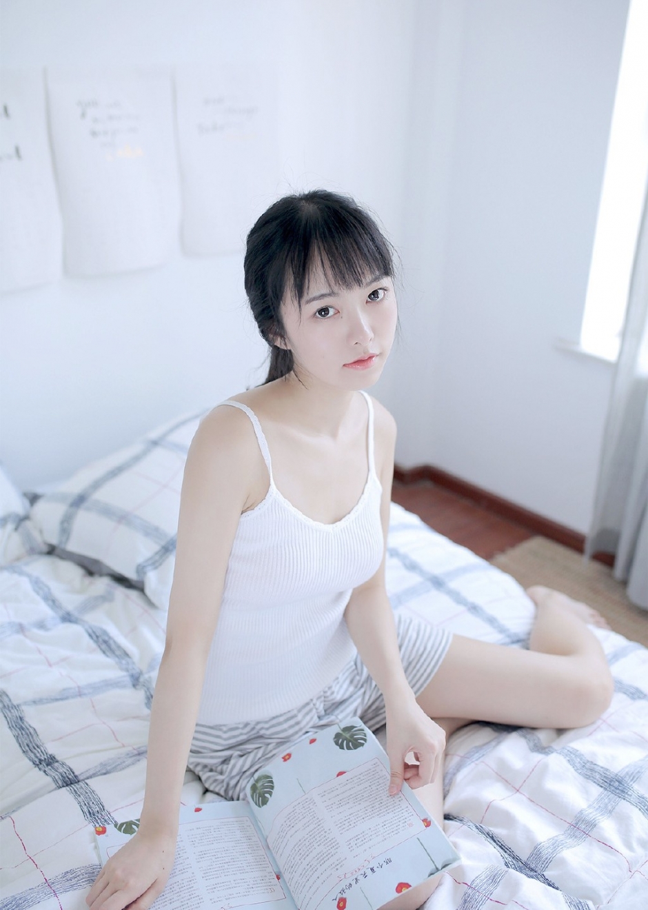 低扎马尾辫小清新美女皮肤细腻毛孔零瑕疵眼神清澈图片