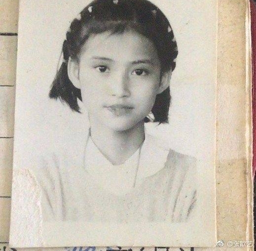 张歆艺晒童年照眉清目秀撞脸老公袁弘，被赞：从小的夫妻相