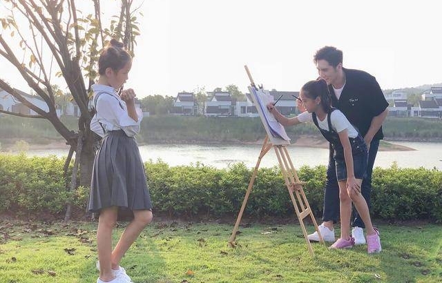 张伦硕和两个继女拍写真，父女三人很有默契，互动十分有爱！