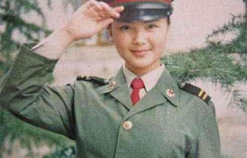 娱乐圈的四位军花，韩红军衔非常高，而她做过变性手术！