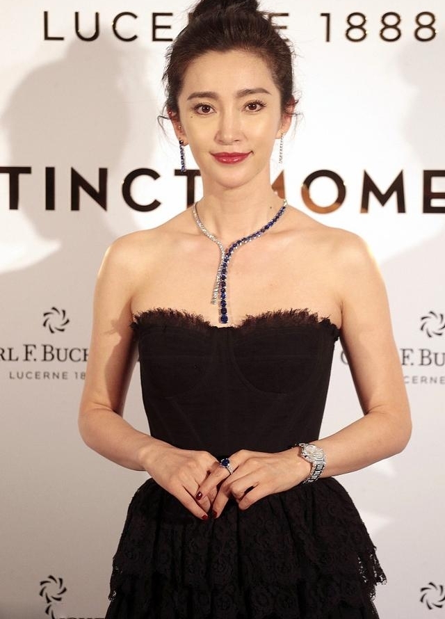 李冰冰出席香港活动 身穿黑色抹胸礼服尽显高贵迷人气质