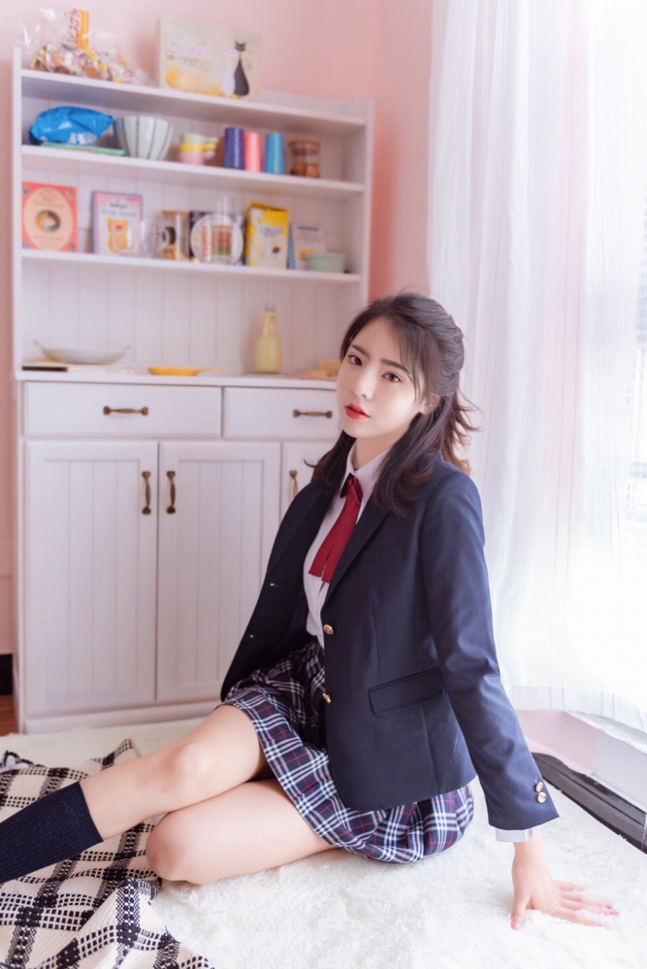 粉色指甲油美女学生雪肤红唇超短裙制服露纤细美腿图片