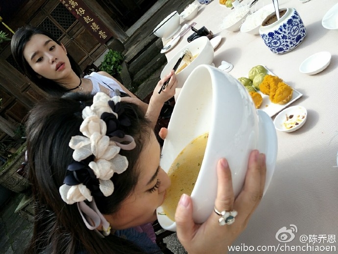 吴昕拿盆当碗说这样吃饭显脸小，网友和邓超看了却说她像在呕吐！
