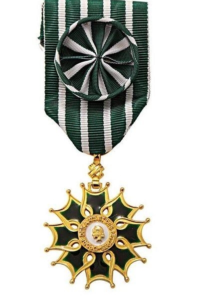翟天临、大冰获今年法国骑士勋章，其实这些人曾经也是获得者！