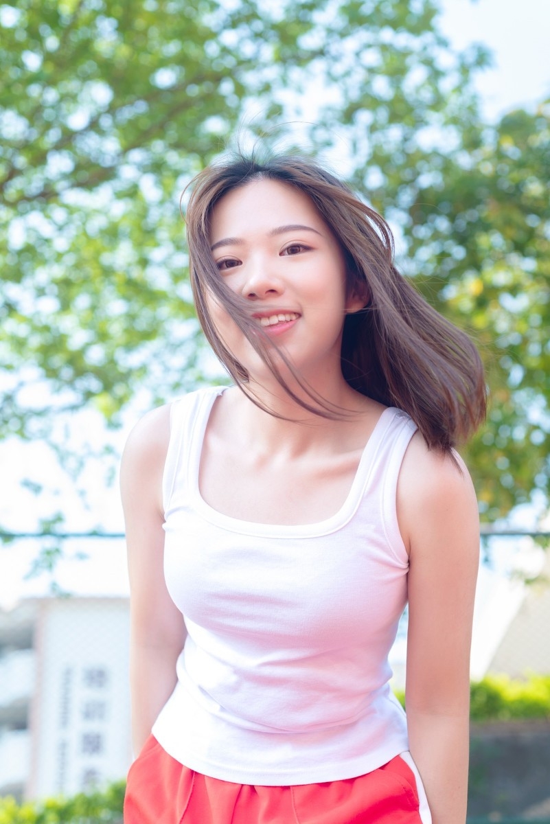 早安少女娇羞甜笑休闲运动服动作灵活阳光下健身写真图片