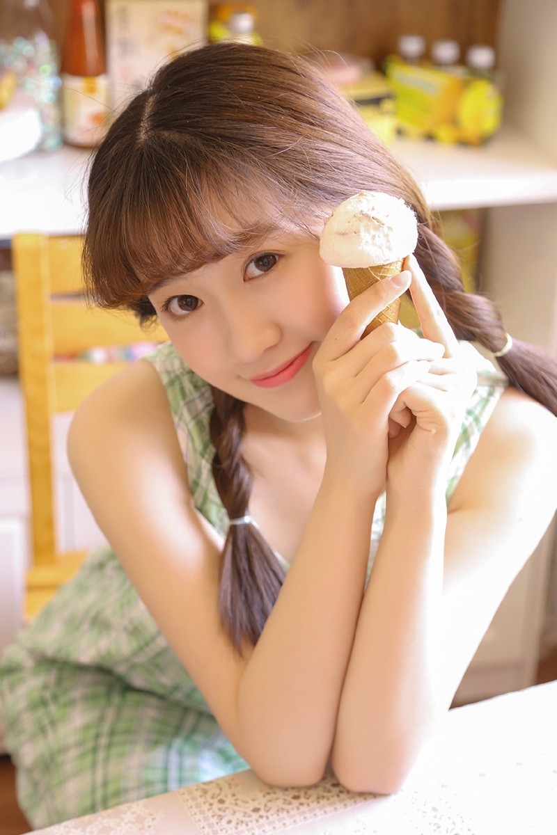 酒窝美女无袖连衣裙白色长筒袜露细长小腿胳膊肘图片