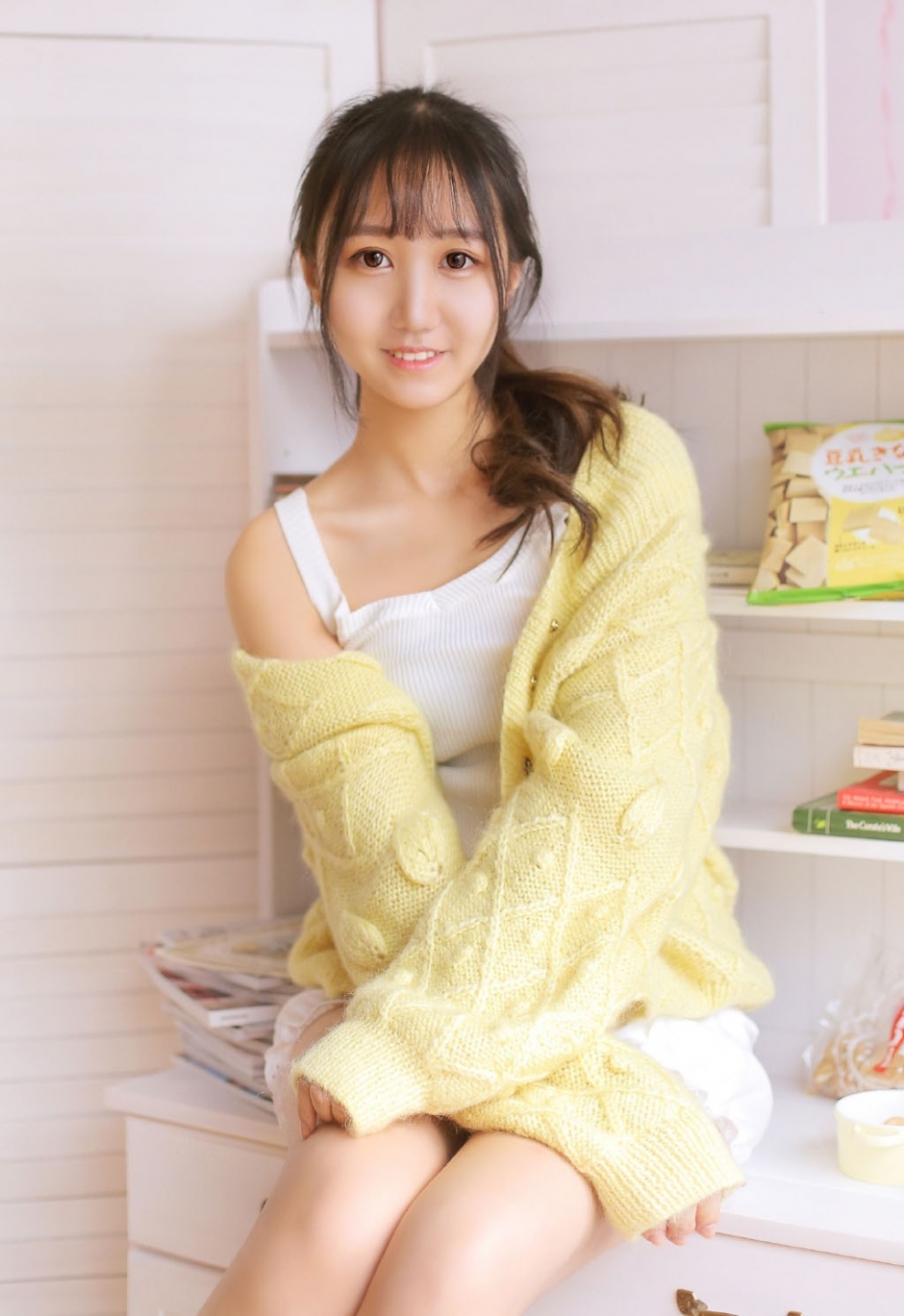 白嫩脸蛋美少女露齿甜笑吊带针织衫白丝美腿私房写真图片