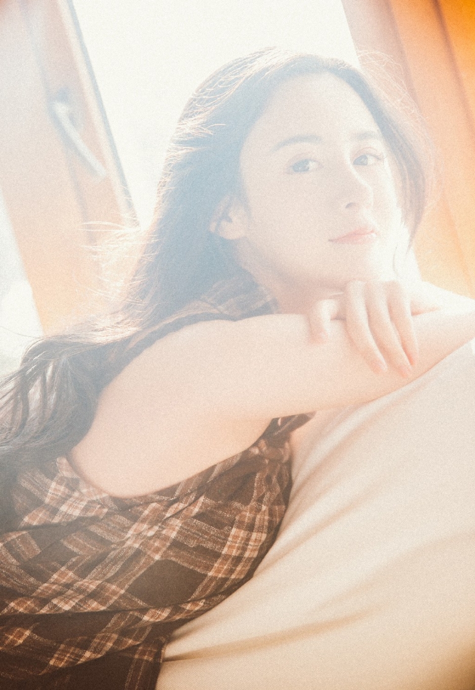 欧式双眼皮美女黑白格子连衣裙波浪卷发美目盼兮图片