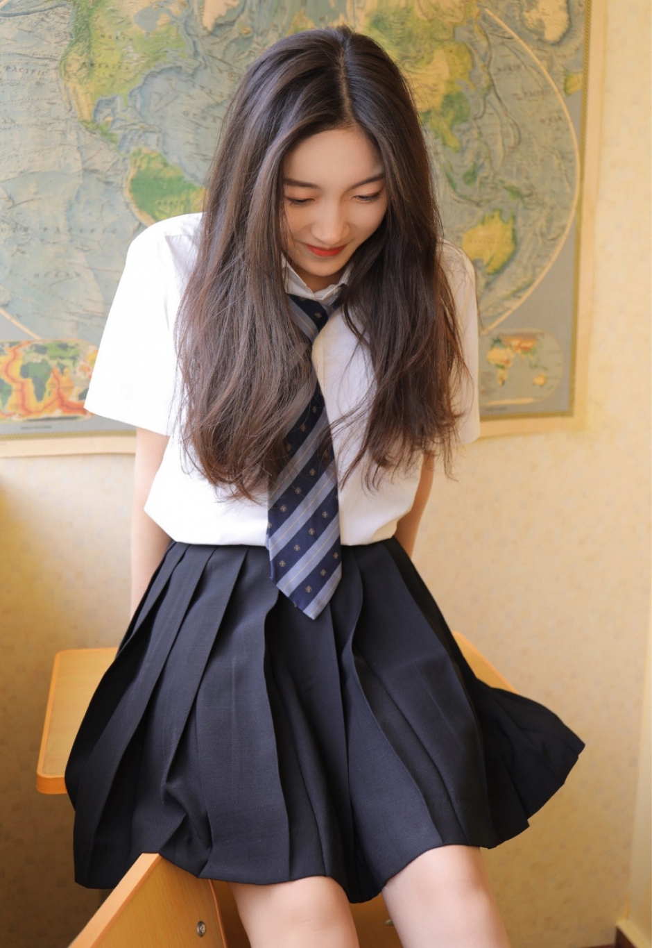 白衬衣美女学生日系jk制服飘逸长发气质淡雅教室写真图片
