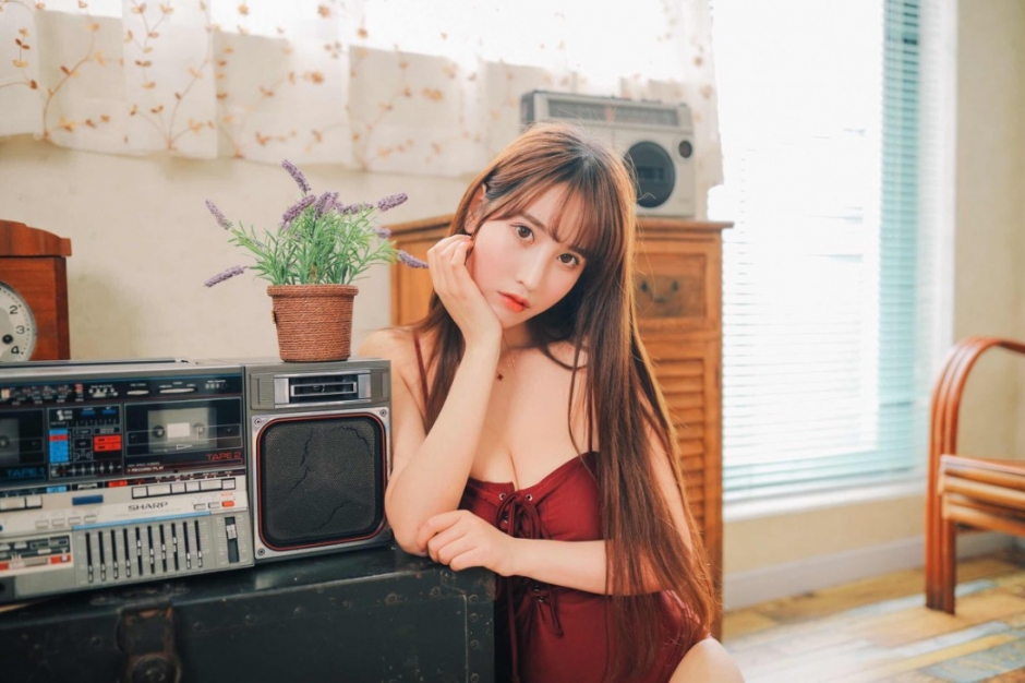 翘臀尤物美女开胸连体衣长腿美胸姿势销魂白嫩玉体写真