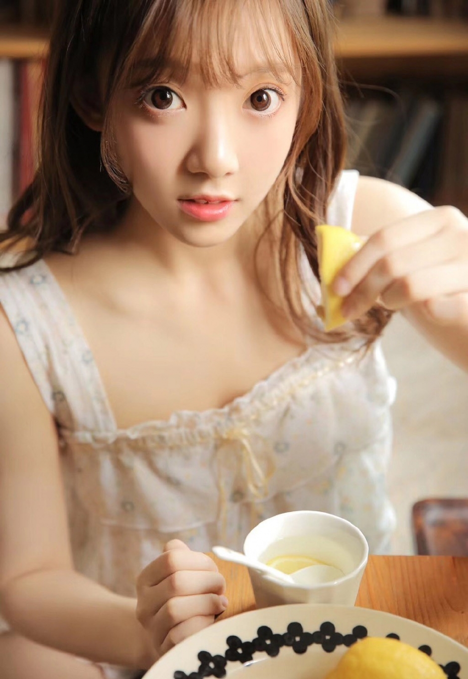 圆鼓鼓大眼美女萝莉童颜美貌碎花衣搭短裤露牛奶肌图片