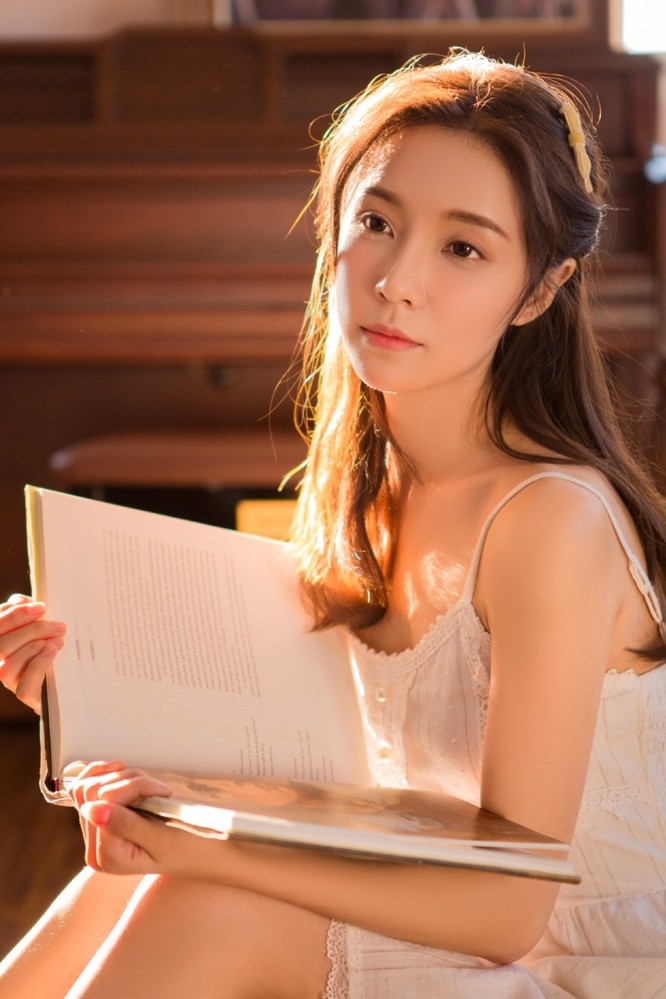 优雅气质美女一袭白裙仙气十足美丽侧脸微微一笑图片