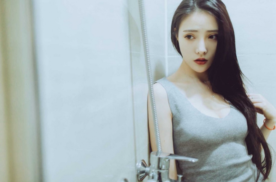 丰满美女酥胸美臀浴室湿身美肌搔首弄姿写真图片