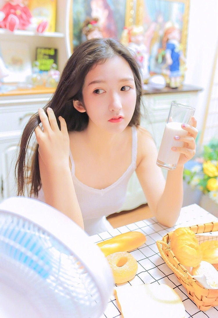 粉嫩鹅蛋脸早安少女吊带衣秀精致锁骨香肩吃早餐图片