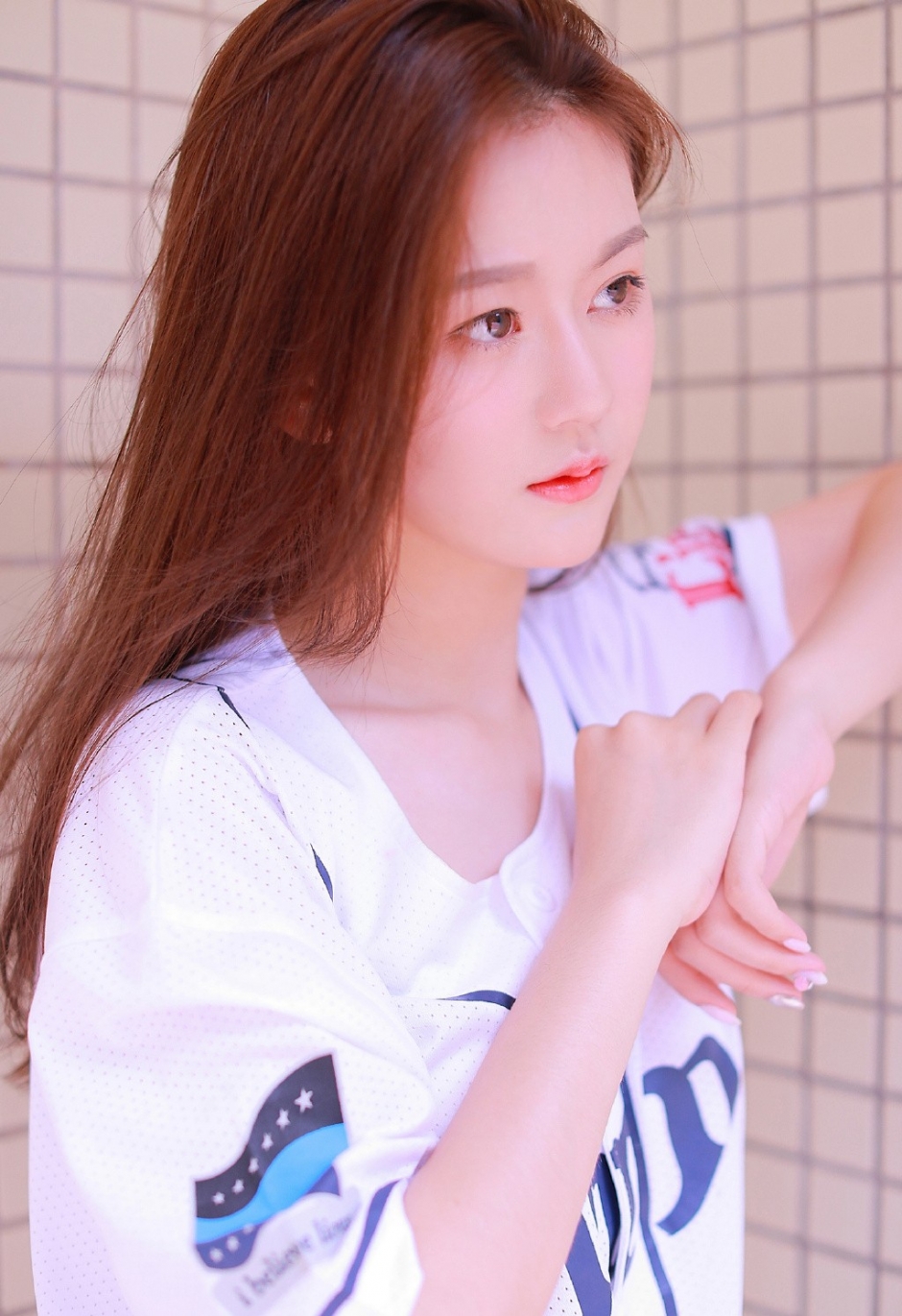 运动型美女白嫩肌肤撩长发骚动人心高清图片