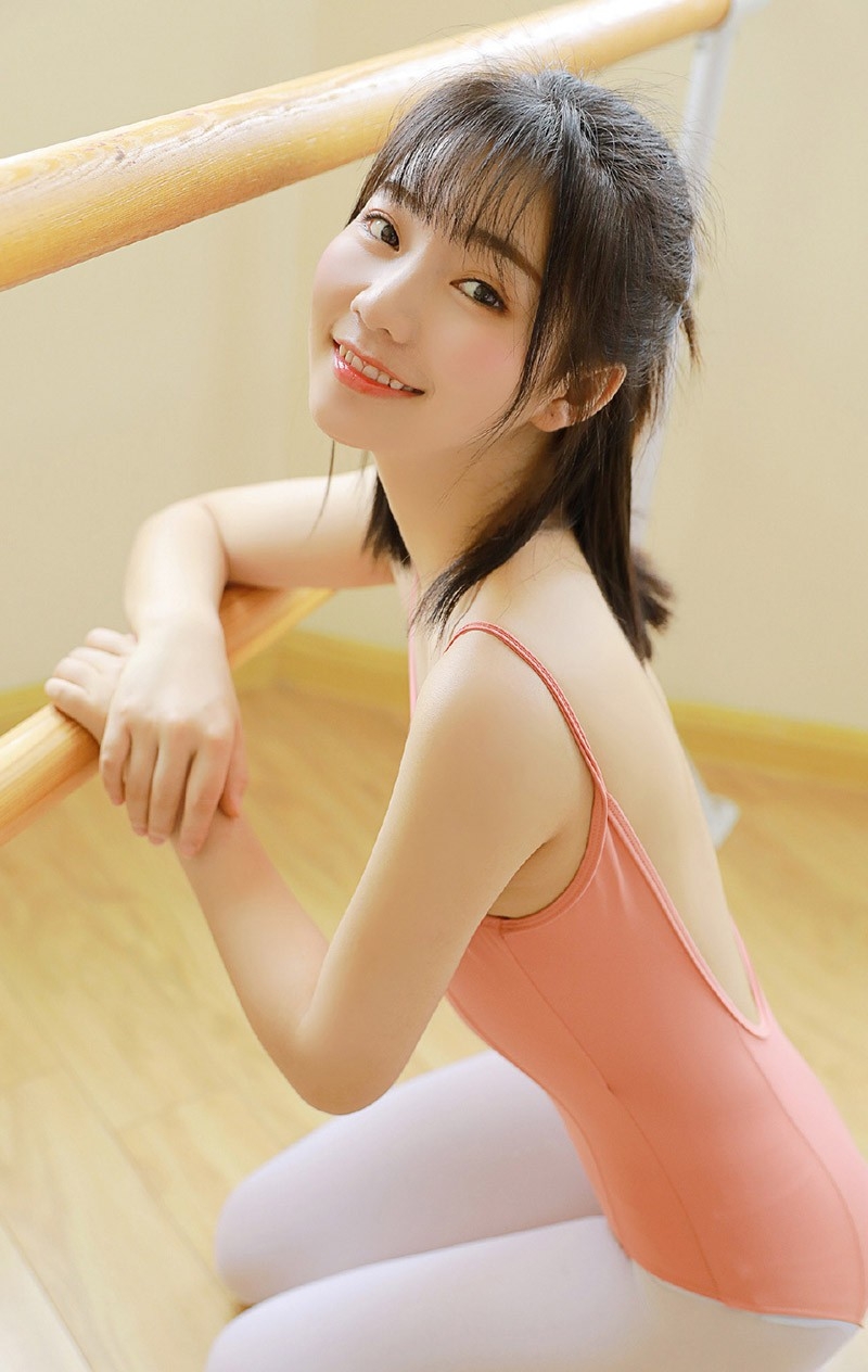紧身舞蹈服清纯美女甜美微笑露出两颗小虎牙可爱写真