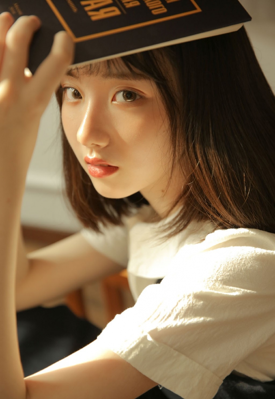 水汪汪眼睛美女学生清爽短发校园制服短裙书房写真图片