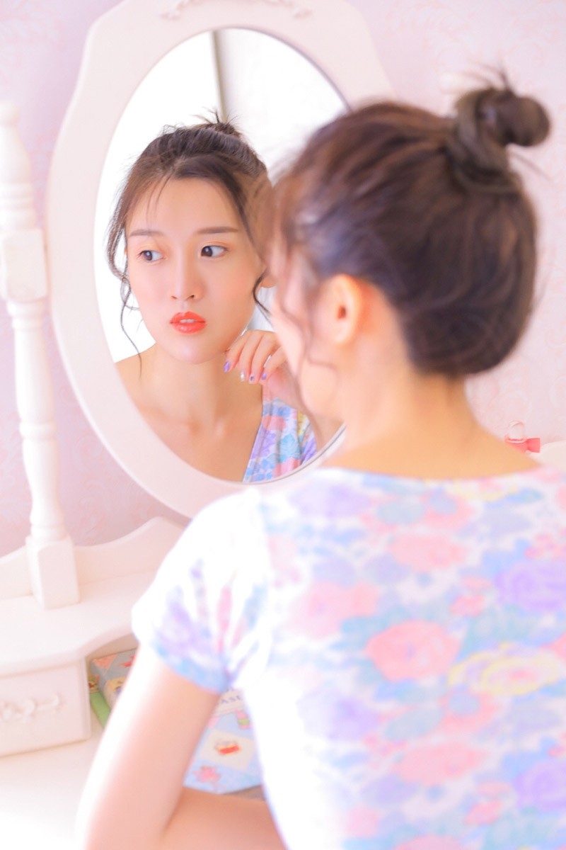 俏丽丸子头艺校清纯美女学生妹白纱裙白丝美腿图片