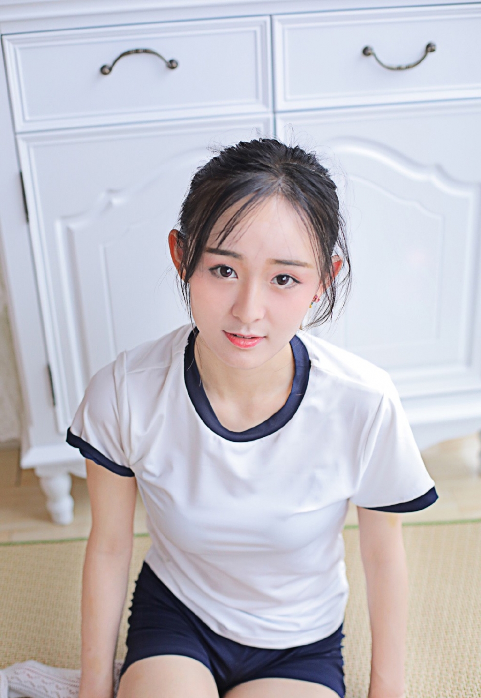 白嫩高马尾美少女水灵大眼运动服短裤白丝长腿居家写真图片