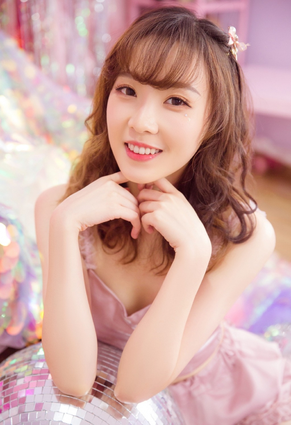 漂亮面容美女蓬松卷发粉嫩吊带短裤秀香肩美腿写真图片