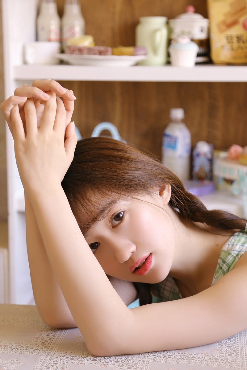 酒窝美女无袖连衣裙白色长筒袜露细长小腿胳膊肘图片