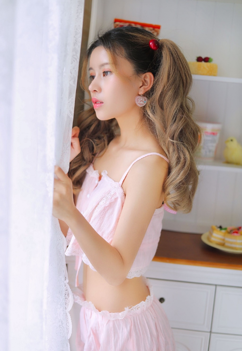 双马尾卷发美女粉嫩妆容吊带露脐装秀小细腰筷子腿图片