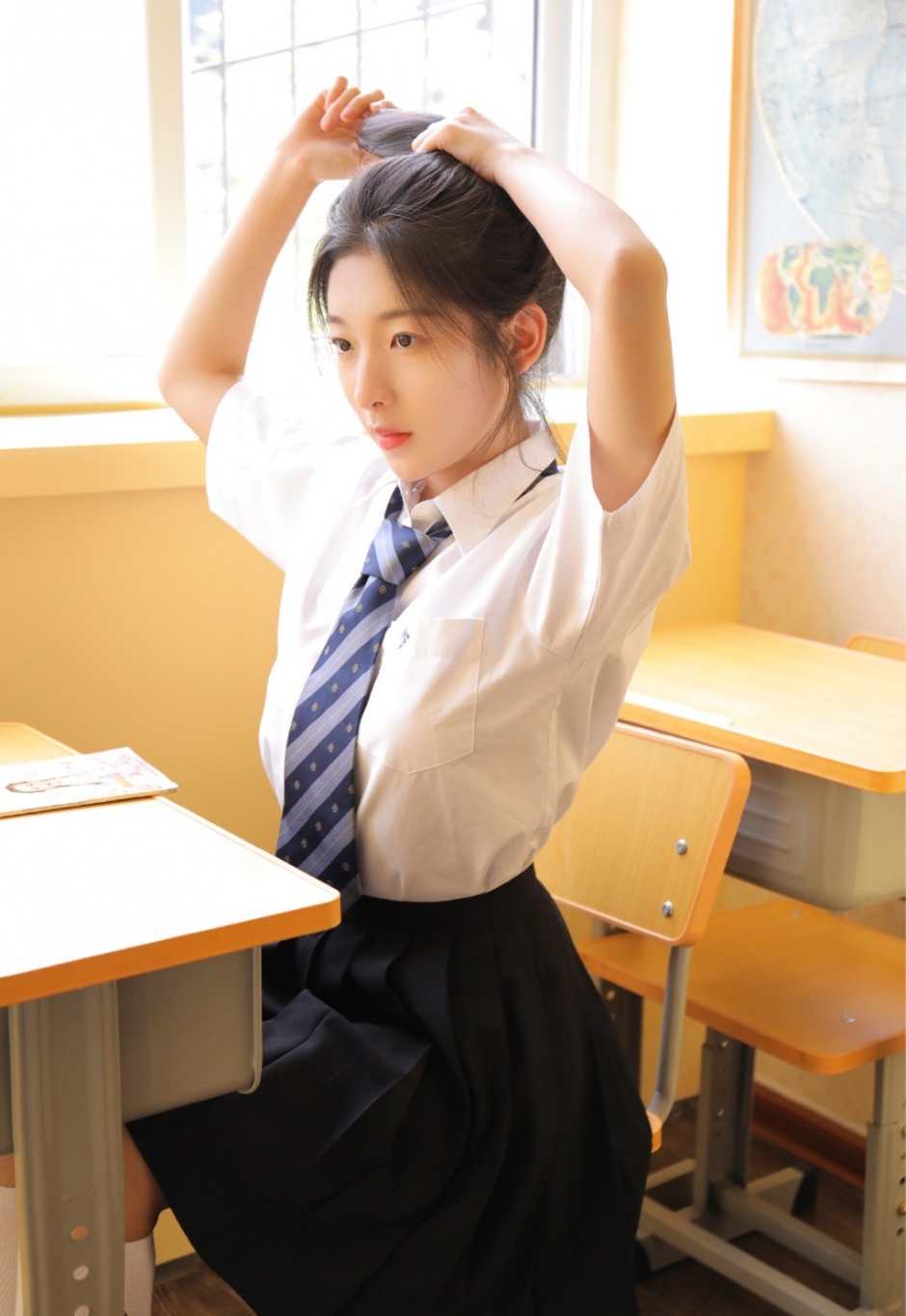 白衬衣美女学生日系jk制服飘逸长发气质淡雅教室写真图片