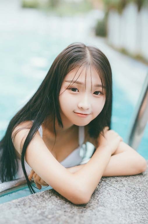 湿漉漉长发美女面容纯净白色泳衣尽显细胳膊小白腿图片