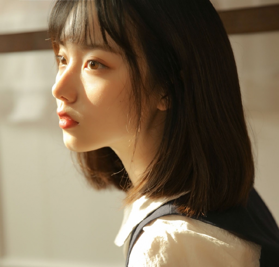 水汪汪眼睛美女学生清爽短发校园制服短裙书房写真图片