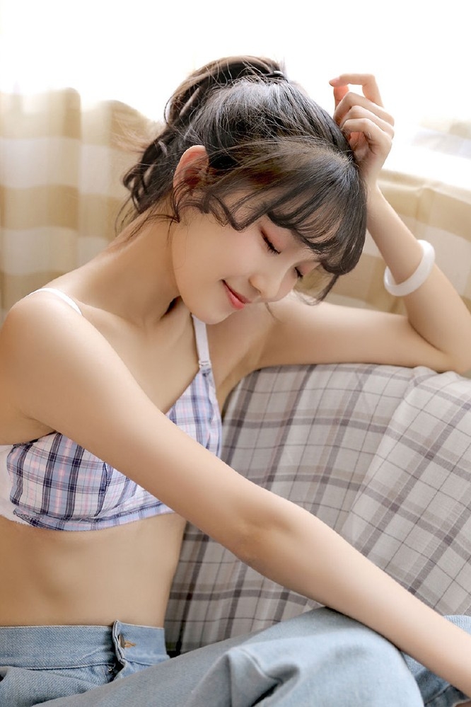 性感内衣美女香肩美乳牛仔裤小露蛮腰撩人写真图片