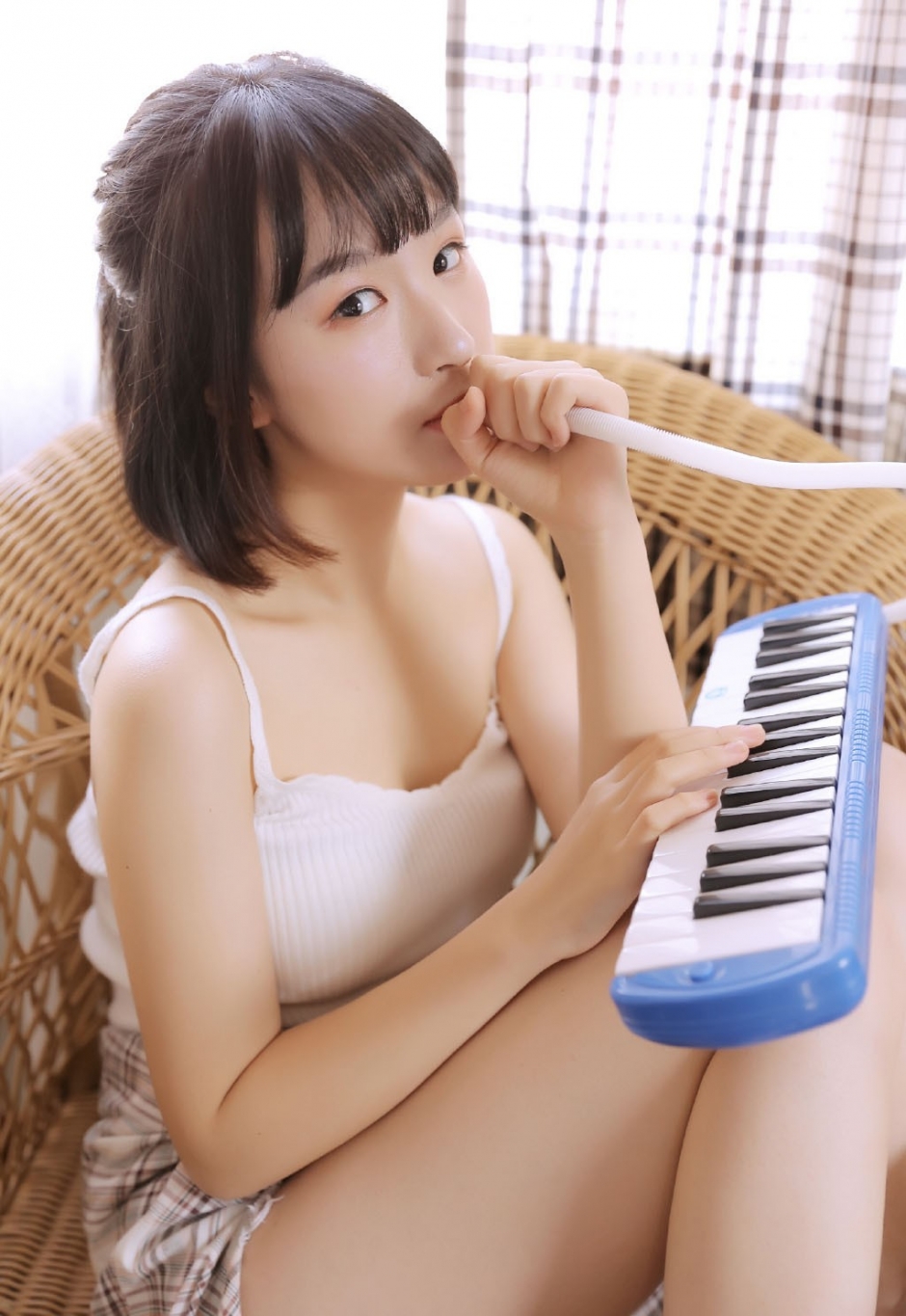 短发美少女吊带衣露白嫩肌肤嘟嘴搞怪私房写真图片